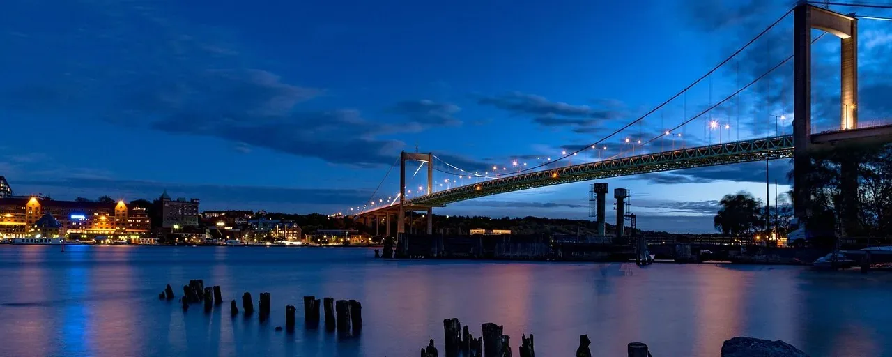 Älvsborgsbron i Göteborg upplyst i kvällsljus